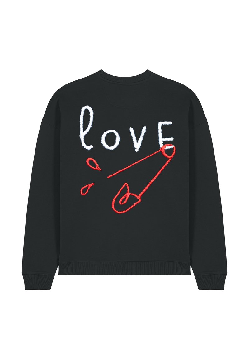 Felpa nera con la scritta "love" in ricamo bianco e una grafica di una spilla di sicurezza rossa, con dettagli in filo rosso. Collo rotondo e polsini a costine.