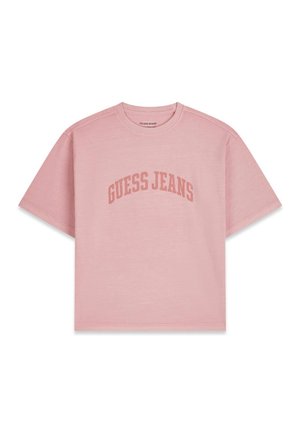 Camiseta rosa de manga corta con cuello redondo y "GUESS JEANS" impreso en letras mayúsculas grandes y curvadas en el pecho.