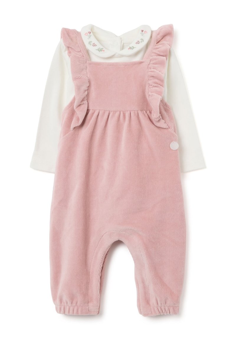 Maglietta bianca a maniche lunghe per neonati con colletto ricamato abbinata a salopette a righe rosa con volant.