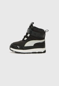 Stivaletto nero con accenti bianchi, dotato di tomaia in tessuto, cinturino in velcro e suola in gomma texture. Logo PUMA visibile sul lato.