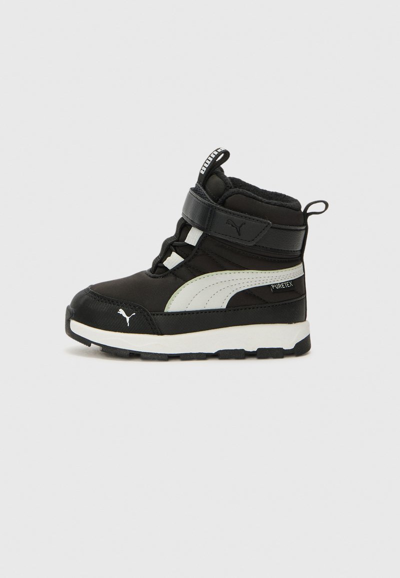 Stivaletto nero con accenti bianchi, dotato di tomaia in tessuto, cinturino in velcro e suola in gomma texture. Logo PUMA visibile sul lato.