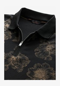 Izbrano, black floral