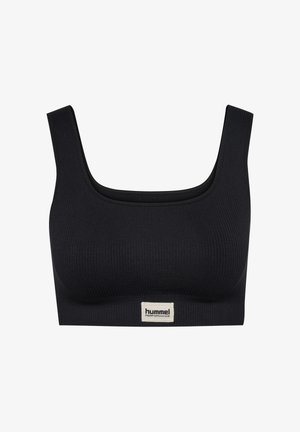 Czarny prążkowany sportowy biustonosz z szerokimi ramiączkami i etykietą "hummel PERFORMANCE" umieszczoną na środku dolnej opaski, zaprojektowany do noszenia podczas aktywności sportowej.