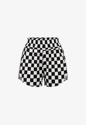 Schwarz-weiß karierte Shorts mit elastischem Bund und Seitentaschen, entwickelt für den lässigen Gebrauch.