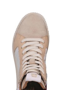 Sneaker beige in suede con accenti in pelle bianca, punta rotonda, suola testurizzata e lacci piatti. Presenta un logo sulla linguetta.