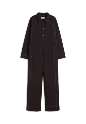 Czarny kombinezon wykonany z trwałej tkaniny, z zapinanym na guziki przodem, ostrym kołnierzem, długimi rękawami oraz kontrastującym białym przeszyciem na szwach.