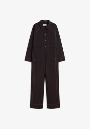 Czarny kombinezon wykonany z trwałej tkaniny, z zapinanym na guziki przodem, ostrym kołnierzem, długimi rękawami oraz kontrastującym białym przeszyciem na szwach.