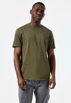 CANNON BADGE TEE - T-shirts - castle green