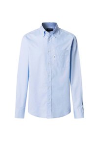 Camisa de manga larga azul claro de tela de algodón, con cuello abotonado, bolsillo en el pecho y dobladillo redondeado. Diseño clásico con botones blancos.