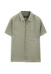 Camicia a maniche corte di un verde tenue, con chiusura a bottoni sul davanti, colletto, taschino sul petto e vestibilità rilassata. Il tessuto appare leggero e con una texture.
