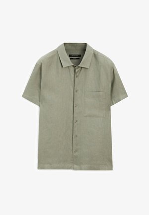 Korte mouwen shirt in gedempt groen met een knoopsluiting aan de voorkant, een kraag, een enkele borstzak en een ontspannen pasvorm. De stof lijkt lichtgewicht en gestructureerd.