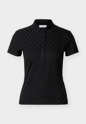 Czarna koszulka polo z krótkim rękawem, z subtelnym geometrycznym wzorem tekstury, zapinana na cztery guziki, o dopasowanym kroju i kołnierzyku.