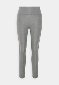 Leggings gris avec une finition texturée, ornés de bandes latérales roses et d'un logo Nike blanc sur le bas de la jambe gauche.