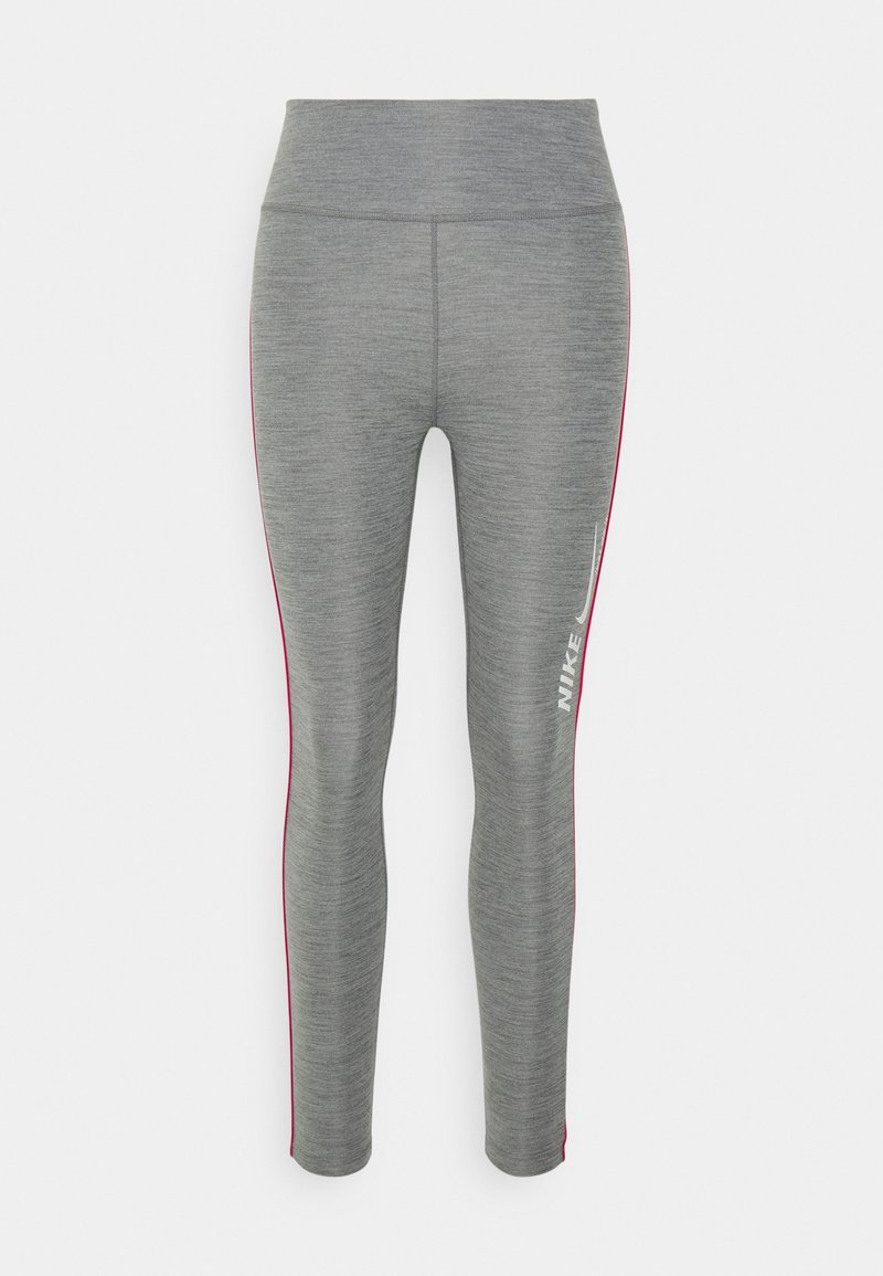 Leggings gris avec une finition texturée, ornés de bandes latérales roses et d'un logo Nike blanc sur le bas de la jambe gauche.