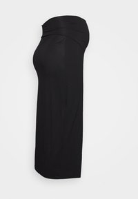 Vestido preto com cintura drapeada e franzidos laterais. Tecido suave, design até o tornozelo e textura macia complementam um estilo minimalista.