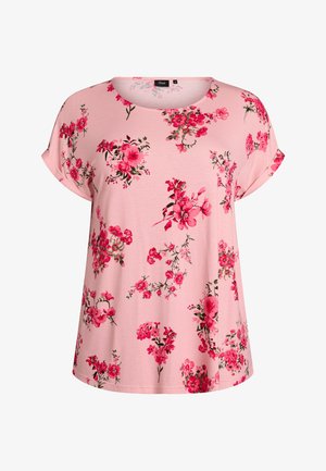 Roze T-shirt met korte mouwen van zachte stof, met een levendig bloemenpatroon in verschillende tinten roze en groene bloemen over het hele oppervlak.