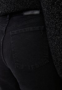 comma casual identity TAILLE HAUTE À - Jeans a sigaretta - schwarz