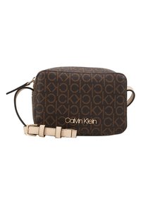Borsa a tracolla Calvin Klein in materiale marrone texturizzato con motivo logo su tutta la superficie, dettagli crema e logo dorato. Tracolla regolabile.