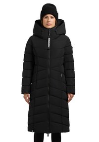 Duga crna puffer jakna s visokim ovratnikom i kapuljačom. Ima dijagonalni kvadratni uzorak, prednji patentni zatvarač i dva bočna džepa.