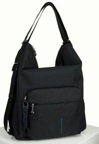 Borsa nera a spalla con tessuto testurizzato, ampio scomparto centrale, tasca frontale con zip e motivi decorativi blu. Presenta una tracolla larga.