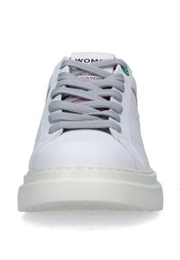 Sneaker bianche con tomaia in pelle liscia, lacci grigi, suola in gomma testurizzata e discreto accento rosa vicino ai fori per i lacci.