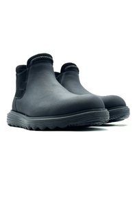 Botines negros de tobillo hechos de cuero texturizado, con paneles laterales elásticos, puntera redondeada y una suela de goma gruesa y estriada.