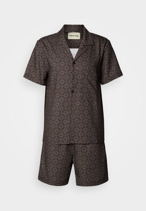 Sæt bestående af en kortærmet mørkebrun skjorte og shorts med et geometrisk mønster i lysere nuancer, lavet af glat stof med knapdetaljer.