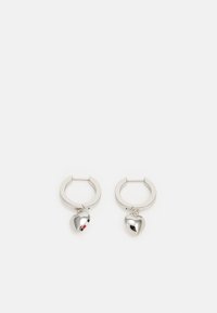 Pendientes de aro de plata con un charm en forma de corazón brillante, que presenta una pequeña franja de color en un lado. Textura suave y diseño contemporáneo.