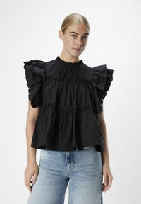 Schwarze Rüschbluse mit hohem Hals und gestuftem Design. Aus leichtem Stoff gefertigt, mit ausgeprägten Puffärmeln und einer lockeren Passform.