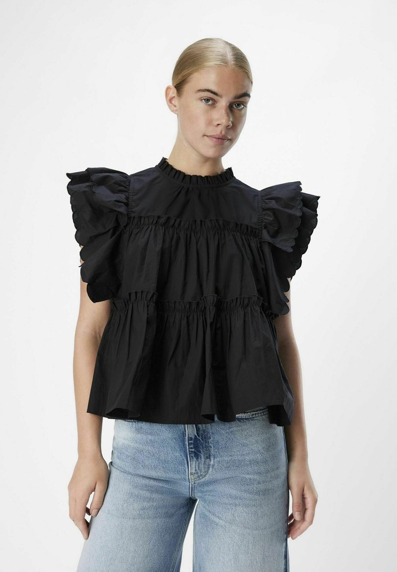 Schwarze Rüschbluse mit hohem Hals und gestuftem Design. Aus leichtem Stoff gefertigt, mit ausgeprägten Puffärmeln und einer lockeren Passform.