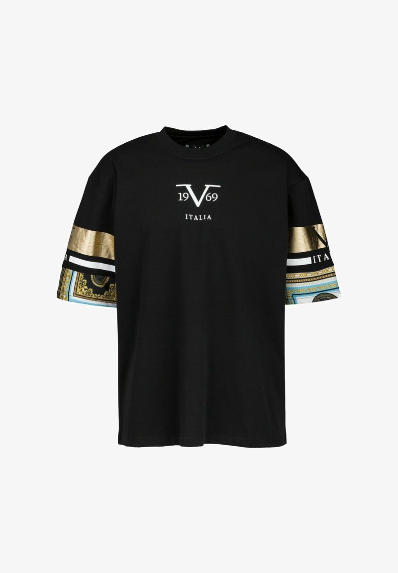 Schwarzes T-Shirt mit kurzen Ärmeln, das goldene und gemusterte Akzente aufweist. Auf der Vorderseite befindet sich das "V 1969 ITALIA"-Logo in Weiß. Aus Baumwolle, lockere Passform.