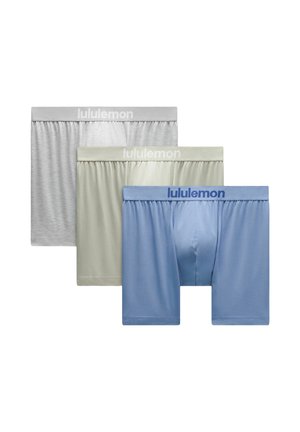 Tre herreboxershorts i grå, lysegrøn og blå, hver med en elastisk linning med mærket "lululemon."