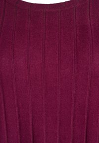Top en maille texturée bordeaux, avec des côtes verticales, un col rond et une finition en tissu doux. Pas d'accents ou de motifs notables.