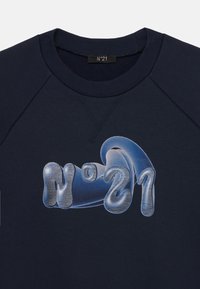 Sudadera marina con un gráfico texturizado que dice "N°21" en un diseño fluidamente azul y plateado. Presenta un cuello redondo acanalado y mangas raglán.