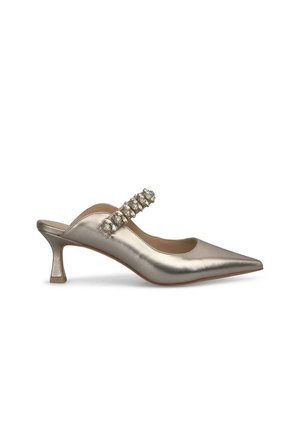 Pump slingback metallizzato argento con punta affusolata, fascia decorativa e tacco architettonico testurizzato. Finitura in pelle liscia.