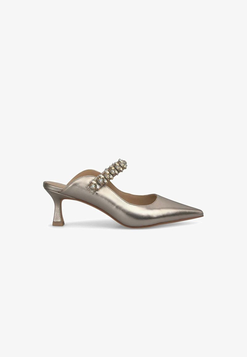 Pump slingback metallizzato argento con punta affusolata, fascia decorativa e tacco architettonico testurizzato. Finitura in pelle liscia.
