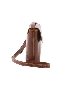 Borsa a tracolla in pelle marrone con finitura liscia, forma piatta, pattina strutturata e cuciture a contrasto su tracolla e bordi.