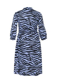Langarm jurk in lichtblauw met zwarte zebrapatronen, met een gesmokt decolleté en een elastische taille voor een goede pasvorm.