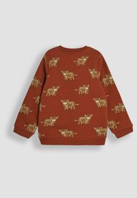 Roter Baumwollpullover mit einem sich wiederholenden Muster stilisierter Hochlandrinder, Rundhalsausschnitt und langen Ärmeln mit gerippten Bündchen.