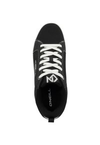 Sneaker nera con lacci e cuciture bianche. Presenta una tomaia in tessuto strutturato e un logo sul lato. Punta chiusa e suola piatta.