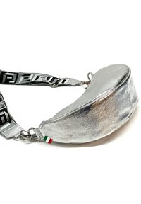 Zilverkleurige metallic heuptas met een gebogen ontwerp, voorzien van een zwart-wit gestreepte schouderband. Inclusief een accent van de Italiaanse vlag op de rits.