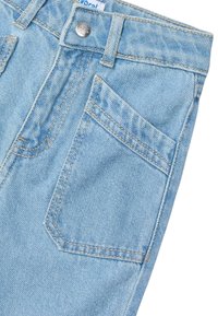 Jeans in denim blu chiaro con taglio dritto, dotati di tasca frontale, chiusura con bottone metallico e cuciture in contrasto.