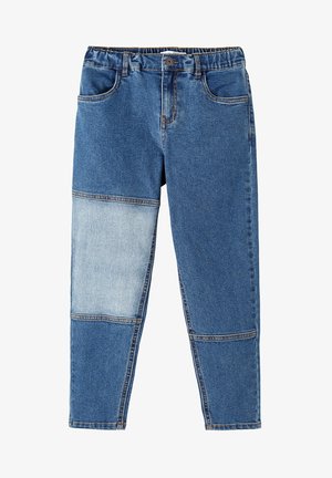Jean en denim bleu bicolore avec un patch plus clair sur la cuisse gauche et des détails de coutures sur les deux jambes.