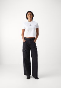 Calvin Klein Jeans MONOLOGO - Pamata T-krekls - bright white