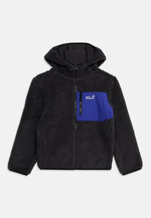 Čierna fleecová bunda s kapucňou, plným predným zipsom a modrým zipsovým vreckom na hrudi s bielym logom Jack Wolfskin.
