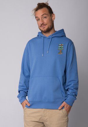 Blauwe hoodie van zacht materiaal met een kangoeroezak, voorzien van een kleurrijke grafische print op de linkerkant van de borst en een capuchon met trekkoord.