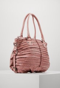 Różowa skórzana torebka Pleaure z fakturowanym, marszczonym wzorem, dwoma rączkami i akcentami w srebrnym odcieniu. Idealna do użytku codziennego.