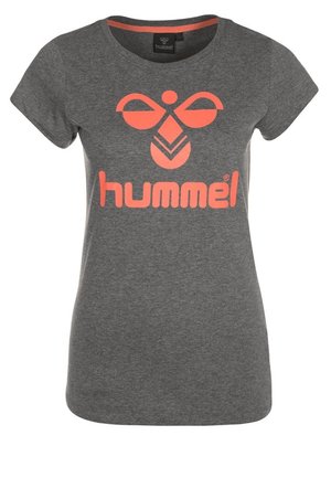 Harmaa lyhythihainen t-paita, joka on valmistettu puuvillasta. Tässä paidassa on suuri oranssi 'hummel' -logo ja koristeellinen grafiikka tekstin yläpuolella.