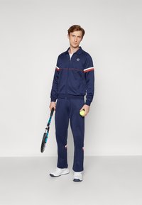 Sergio Tacchini ORION PANTS - Tepláky - navy/red ochre