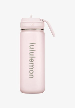 Hohe, hellrosa isolierte Wasserflasche mit klappbarem Strohhalmdeckel und vertikal in Grau gedrucktem "lululemon"-Logo.